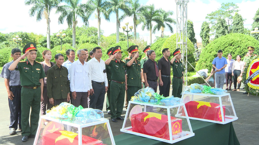 3 hài cốt liệt sĩ được án táng tại Nghĩa trang Liệt sĩ tỉnh Gia Lai. Ảnh: Văn Đại