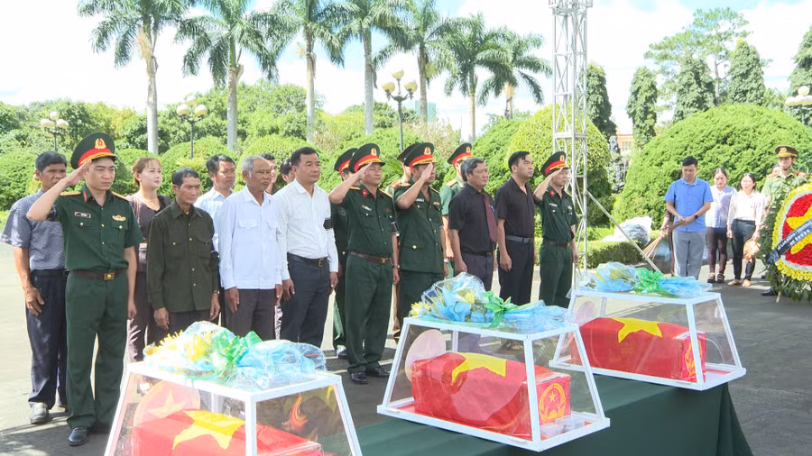 3 hài cốt liệt sĩ được án táng tại Nghĩa trang Liệt sĩ tỉnh Gia Lai. Ảnh: Văn Đại