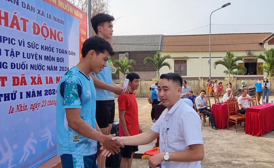 Ông Nguyễn Thế Chiến Thắng-Phó Chủ tịch UBND xã Ia Nhin, Trưởng Ban tổ chức trao giải nhất, nhì, ba cho các VĐV ở nội dung 5 km nam. Ảnh: H.P Ông Nguyễn Thế Chiến Thắng-Phó Chủ tịch UBND xã Ia Nhin, Trưởng Ban tổ chức trao giải nhất, nhì, ba cho các VĐV ở nội dung 5 km nam. Ảnh: H.P