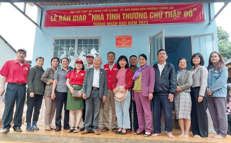 Quang cảnh lễ bàn giao nhà tình thương cho gia đình ông BLông tại làng Chuét 2, phường Thắng Lợi. Ảnh: Hà Phương Quang cảnh lễ bàn giao nhà tình thương cho gia đình ông BLông tại làng Chuét 2, phường Thắng Lợi. Ảnh: Hà Phương