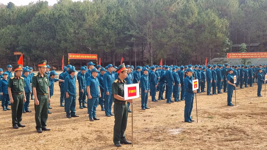 Cán bộ, chiến sĩ dân quân tự vệ thuộc 22 xã, phường trên địa bàn thành phố tham gia tại Hội thao. Ảnh: H.P