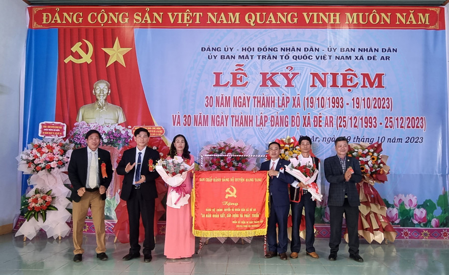 Huyện ủy, HĐND, UBND, Ủy ban MTTQ Việt Nam huyện đã trao tặng bức trướng cho cán bộ và nhân dân xã Đê Ar. Ảnh: H.P Huyện ủy, HĐND, UBND, Ủy ban MTTQ Việt Nam huyện đã trao tặng bức trướng cho cán bộ và nhân dân xã Đê Ar. Ảnh: H.P