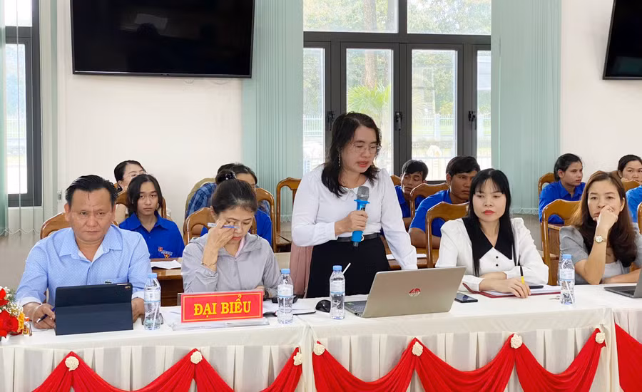 Đại diện các ban ngành của huyện giải đáp những thắc mắc mà đoàn viên, thanh niên nêu ra. Ảnh: K.P