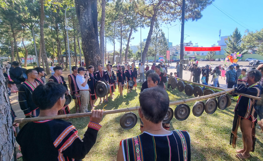 Du khách trải nghiệm văn hóa cồng chiêng tại Quảng trường Đại Đoàn Kết.