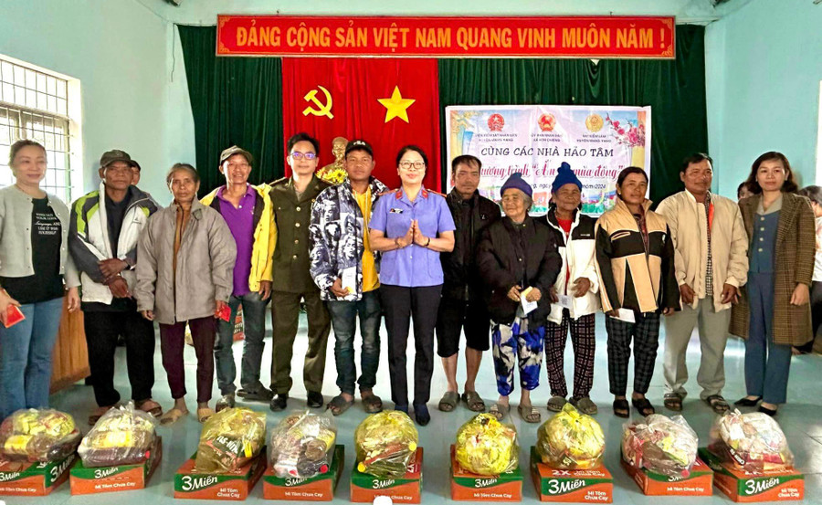 Những phần quà thiết thực giúp người dân vùng sâu, vùng xa giảm bớt khó khăn trong cuộc sống. Ảnh: K.N