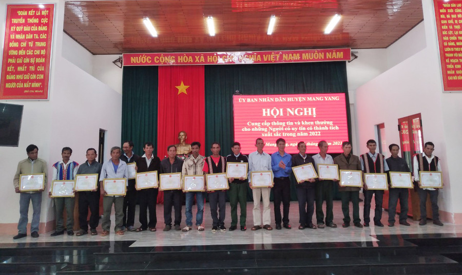 Lãnh đạo huyện tặng giấy khen cho những người có uy tín đạt thành tích xuất sắc trong việc tuyên truyền, vận động quần chúng nhân dân thực hiện tốt chủ trương của Đảng, pháp luật của nhà nước. Ảnh: Hà Phương