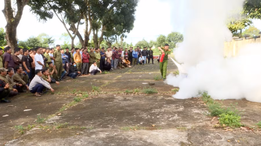 Công an huyện Chư Păh hướng dẫn cách dập tắt đám cháy. Ảnh: K.P