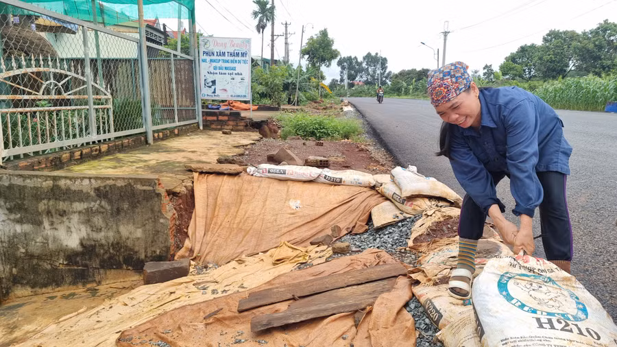 Nguyễn Thị Sáng (tổ dân phố 7, thị trấn Chư Ty) phải dùng những bao cát để che chắn không cho nước chảy vào nhà. Ảnh: Hà Phương
