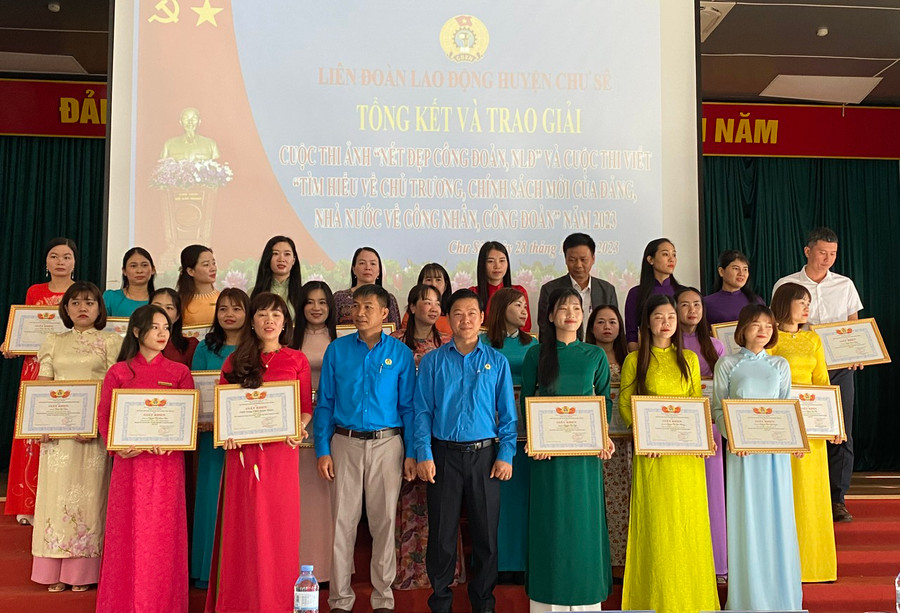 Ban tổ chức trao giải cuộc thi ảnh “Nét đẹp Công đoàn và người lao động” và cuộc thi viết “Tìm hiểu về chủ trương, chính sách mới của Đảng, Nhà nước về công nhân, công đoàn” năm 2023 cho các thí sinh đạt thành tích xuất sắc tại cuộc thi. Ảnh: C.H Ban tổ chức trao giải cuộc thi ảnh “Nét đẹp Công đoàn và người lao động” và cuộc thi viết “Tìm hiểu về chủ trương, chính sách mới của Đảng, Nhà nước về công nhân, công đoàn” năm 2023 cho các thí sinh đạt thành tích xuất sắc tại cuộc thi. Ảnh: C.H