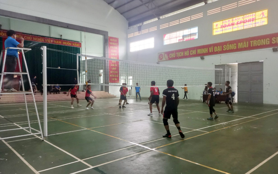 2 đội bóng Hội Nông dân xã Kon Thụp và Hội Nông dân xã Đê Ar thi đấu trận khai mạc. Ảnh: Minh Ngọc 2 đội bóng Hội Nông dân xã Kon Thụp và Hội Nông dân xã Đê Ar thi đấu trận khai mạc. Ảnh: Minh Ngọc