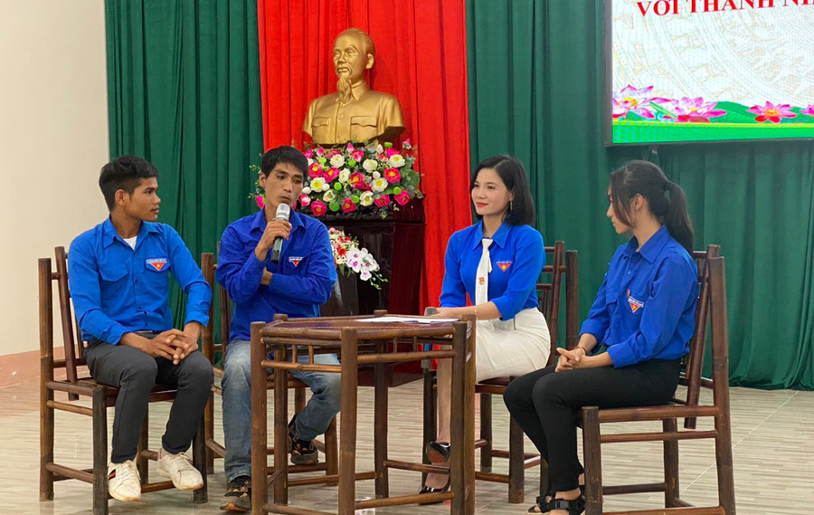 Các thanh niên tiêu biểu giao lưu tại buổi đối thoại. Ảnh: K.P
