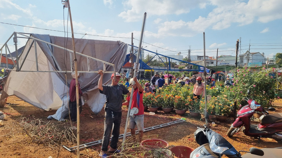 Một số tiểu thương lo dọn lều trại khi chiều dần xuống để kịp về nhà đón năm mới cùng gia đình. Một số tiểu thương lo dọn lều trại khi chiều dần xuống để kịp về nhà đón năm mới cùng gia đình.