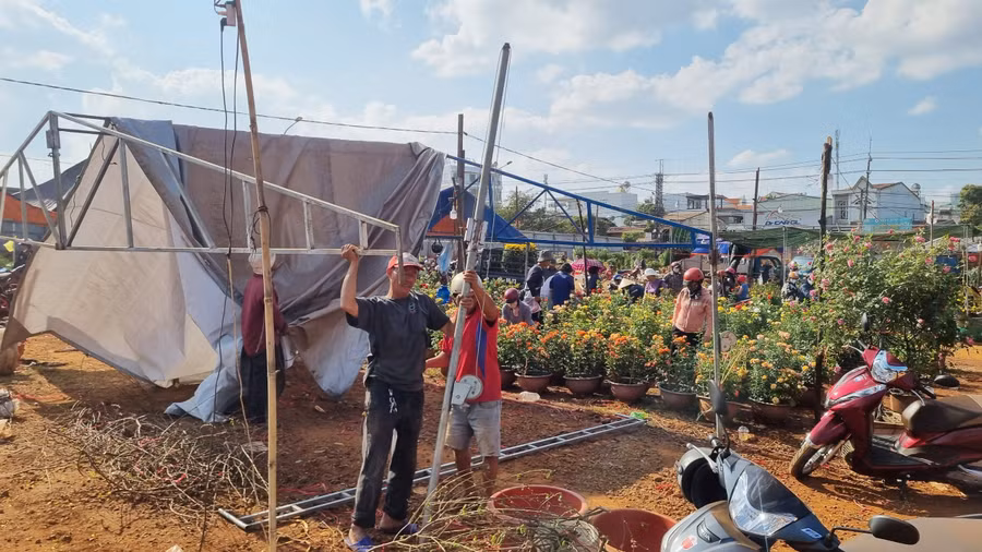 Một số tiểu thương lo dọn lều trại khi chiều dần xuống để kịp về nhà đón năm mới cùng gia đình.