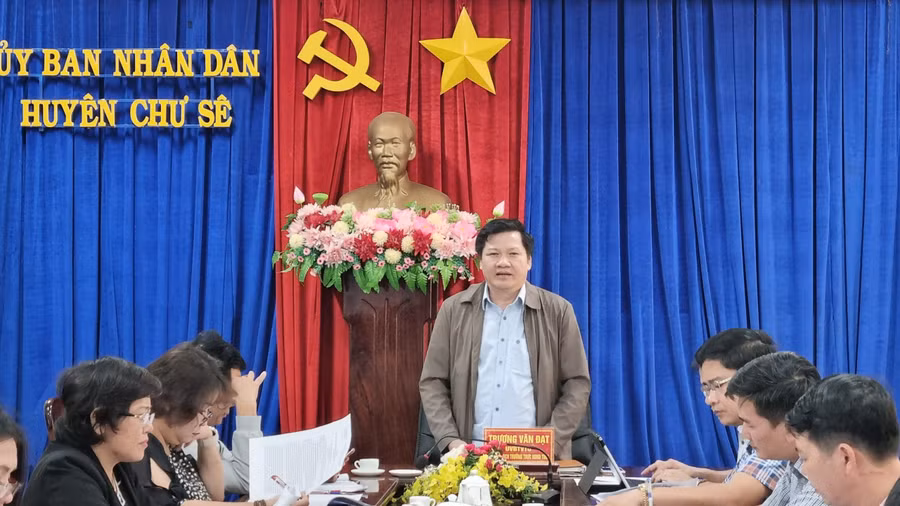 Ủy viên Ban Thường vụ Tỉnh ủy, Phó Chủ tịch Thường trực HĐND tỉnh Gia Lai Trương Văn Đạt đề nghị UBND huyện Chư Sê cần sớm giải quyết đơn thư của công dân. Ảnh: H.P