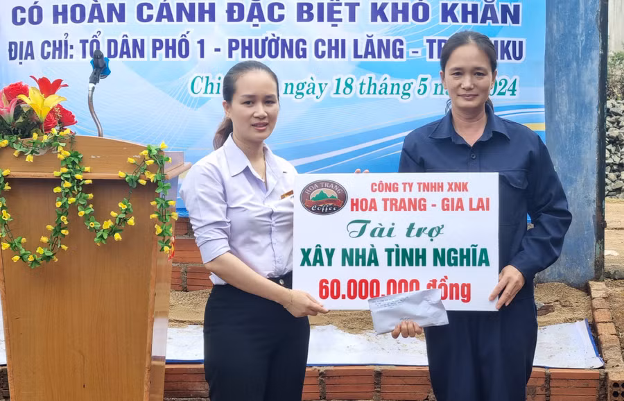 Đại diện Công ty TNHH xuất nhập khẩu Hoa Trang trao tiền hỗ trợ cho gia đình chị Mai Thị Hà (tổ dân phố 1, phường Chi Lăng). Ảnh: H.P
