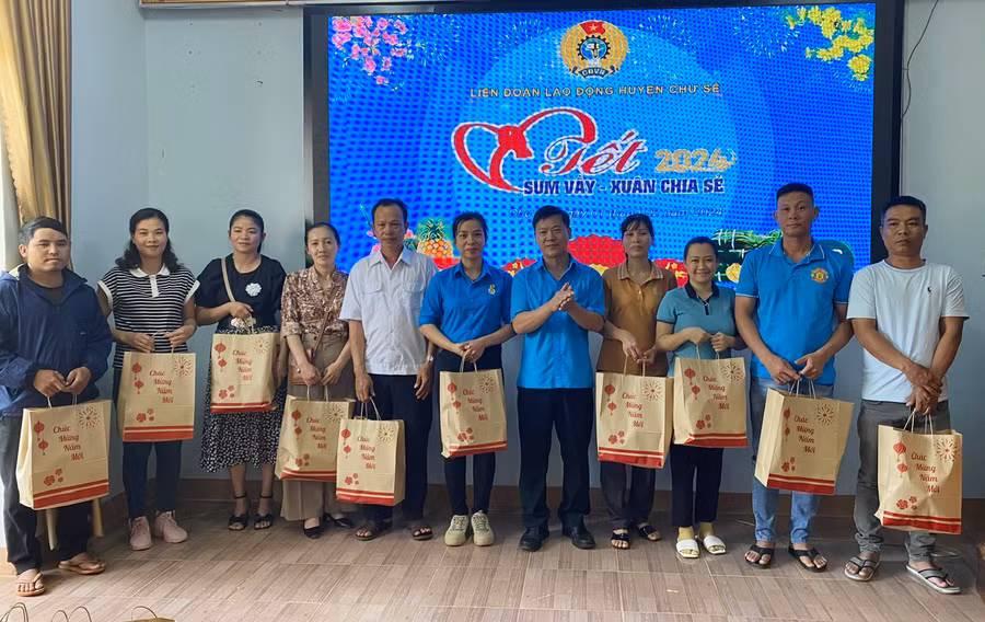 Liên đoàn Lao động huyện Chư Sê trao quà Tết cho đoàn viên Công đoàn. Ảnh: C.H