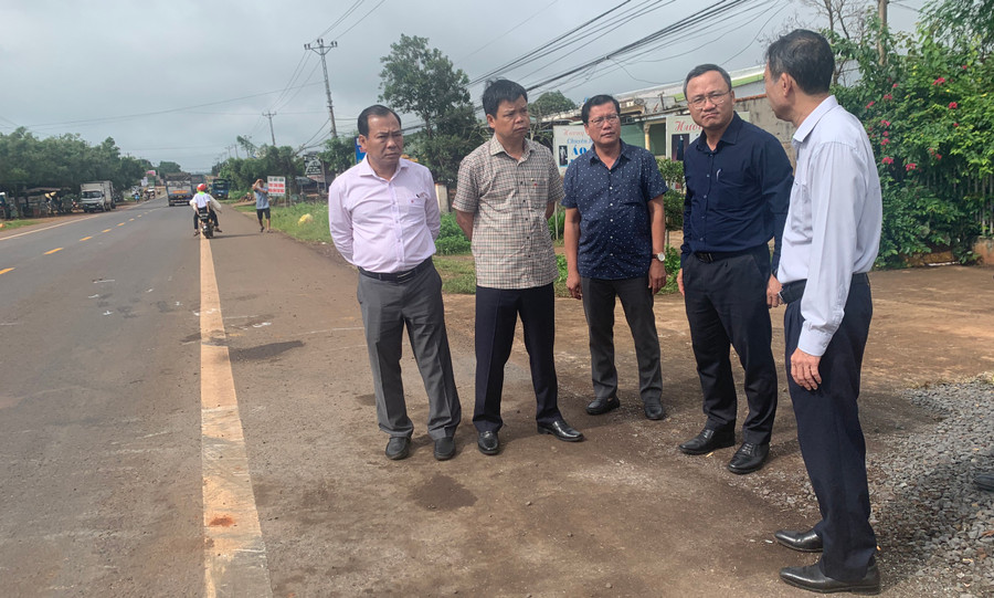 Đoàn kiểm tra thực tế tại hiện trường vụ tai nạn giao thông. Ảnh: Rô Hok Đoàn kiểm tra thực tế tại hiện trường vụ tai nạn giao thông. Ảnh: Rô Hok