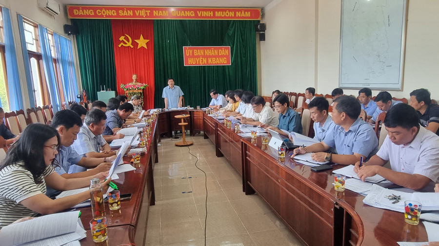 Quang cảnh buổi làm việc của đoàn giám sát với UBND huyện Kbang. Ảnh: Hà Phương