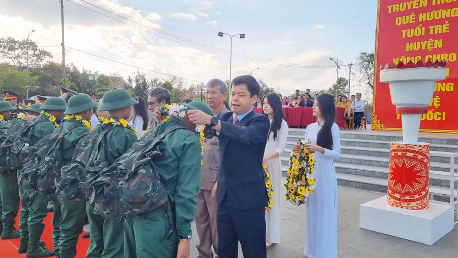 Ông Nguyễn Hữu Quế-Phó Chủ tịch UBND tỉnh Gia Lai trao vòng hoa cho các tân binh. Ảnh: H.P