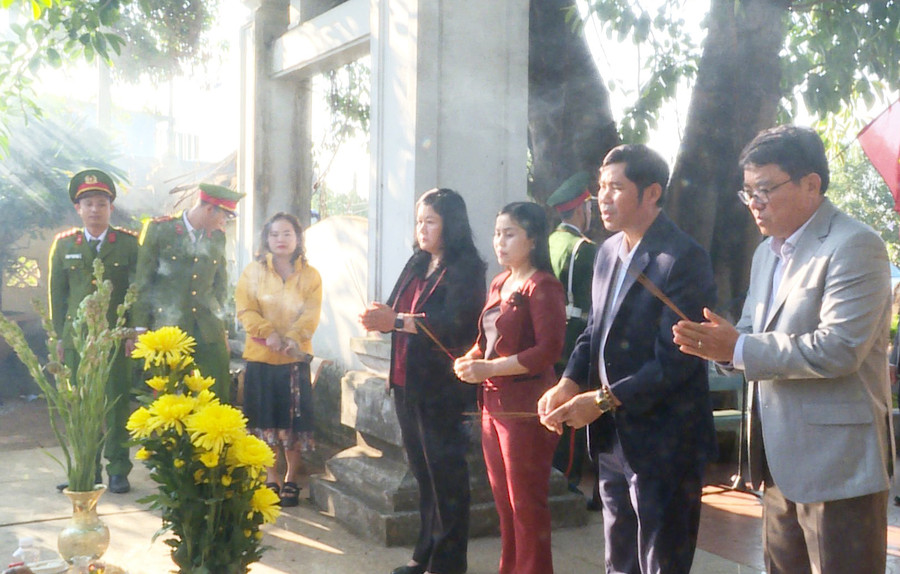 Đại diện lãnh đạo huyện Chư Păh dâng hương tri ân các Anh hùng liệt sĩ. Ảnh: V.Đ Đại diện lãnh đạo huyện Chư Păh dâng hương tri ân các Anh hùng liệt sĩ. Ảnh: V.Đ