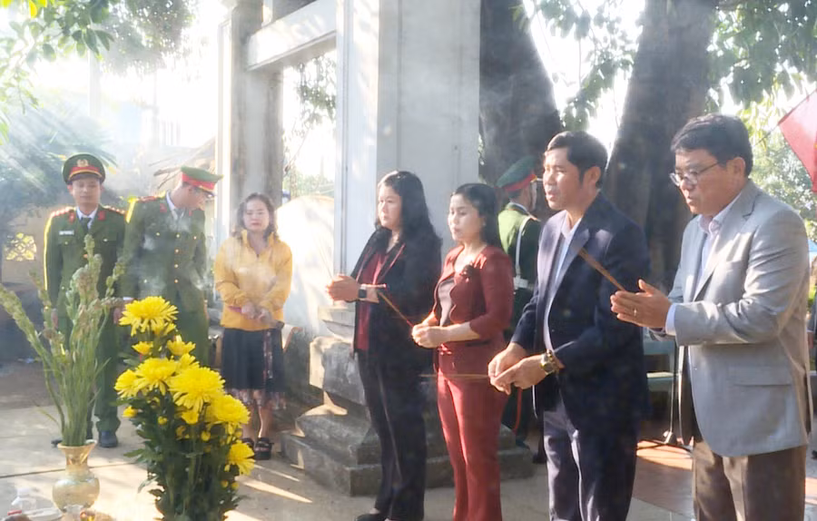 Đại diện lãnh đạo huyện Chư Păh dâng hương tri ân các Anh hùng liệt sĩ. Ảnh: V.Đ