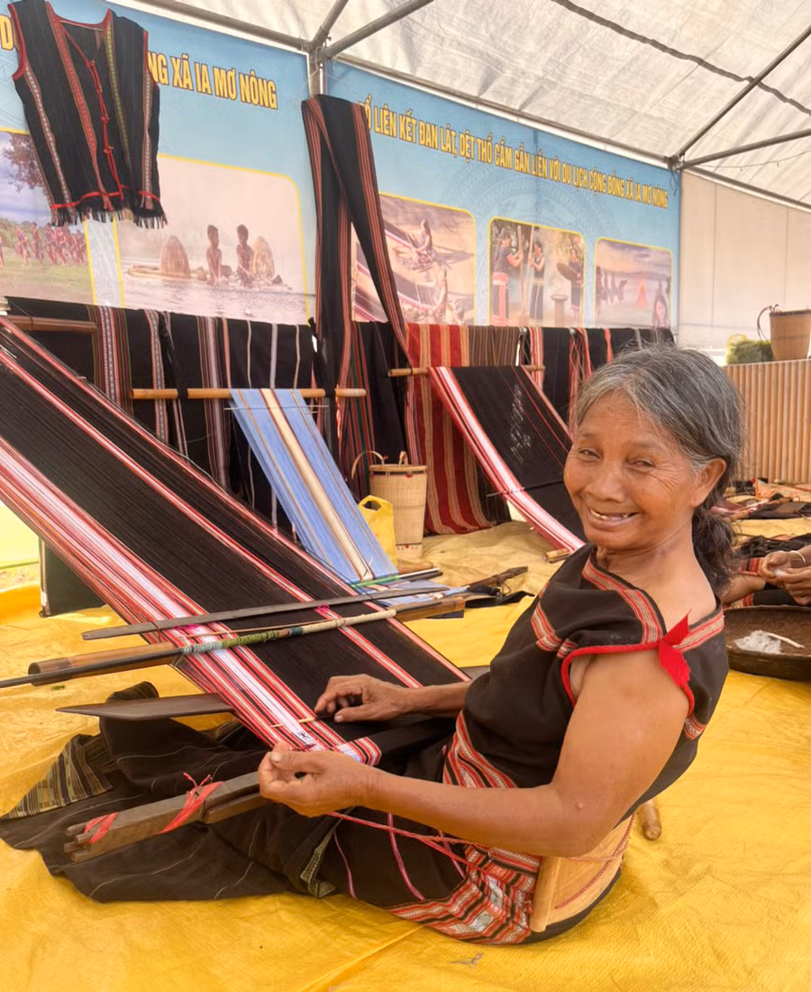 Nghệ nhân Jrai trình diễn dệt thổ cẩm tại hội chợ. Ảnh: V.Đ