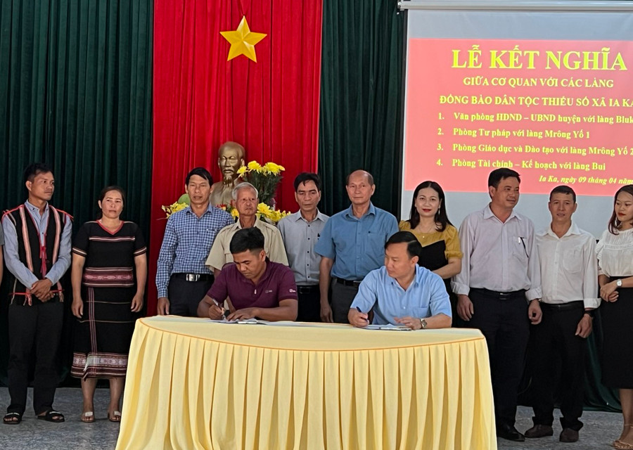 Đại diện Phòng Giáo dục và Đào tạo huyện Chư Păh và làng Mrông Yố 2 ký kết bản giao ước kết nghĩa. Ảnh: V.Đ Đại diện Phòng Giáo dục và Đào tạo huyện Chư Păh và làng Mrông Yố 2 ký kết bản giao ước kết nghĩa. Ảnh: V.Đ