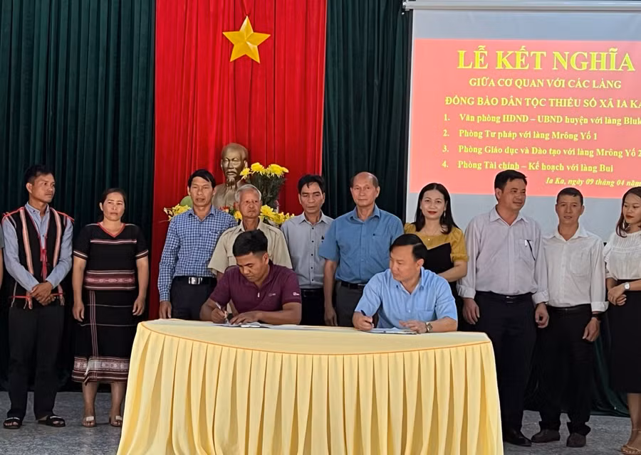 Đại diện Phòng Giáo dục và Đào tạo huyện Chư Păh và làng Mrông Yố 2 ký kết bản giao ước kết nghĩa. Ảnh: V.Đ