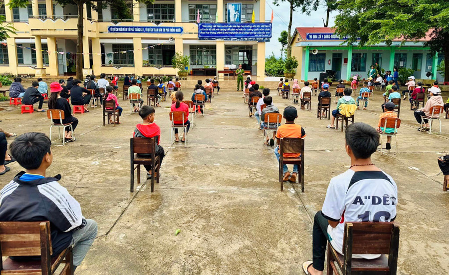 Đông đảo học sinh tham gia tại buổi tuyên truyền. Ảnh: Văn Đại