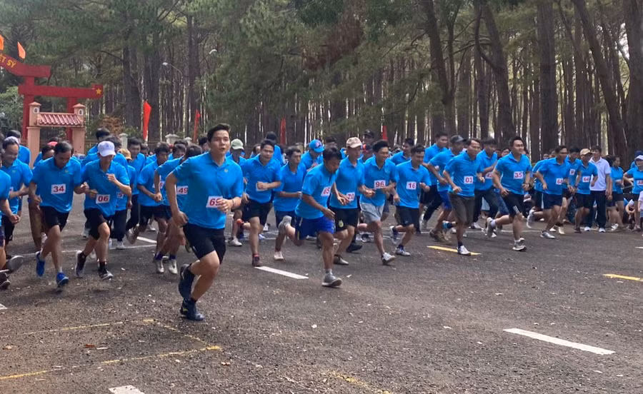 Các vận động viên tham gia chạy cự ly nam 3.000 mét. Ảnh: Kim Ngọc