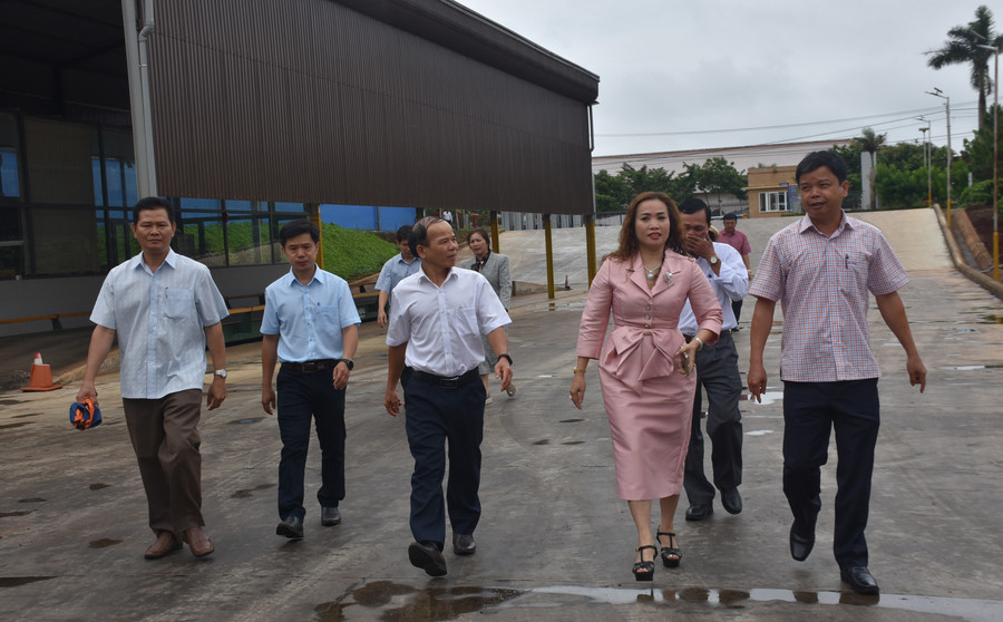 Đoàn tham quan khu sản xuất cà phê của Công ty TNHH Vĩnh Hiệp tại Khu Công nghiệp Trà Đa. Ảnh: Hà Phương