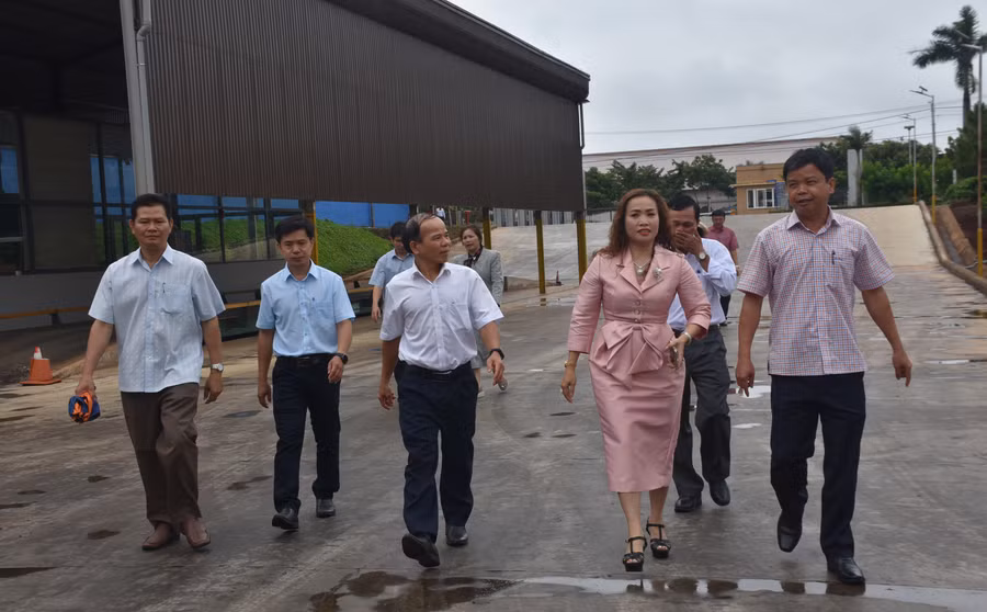 Đoàn tham quan khu sản xuất cà phê của Công ty TNHH Vĩnh Hiệp tại Khu Công nghiệp Trà Đa. Ảnh: Hà Phương