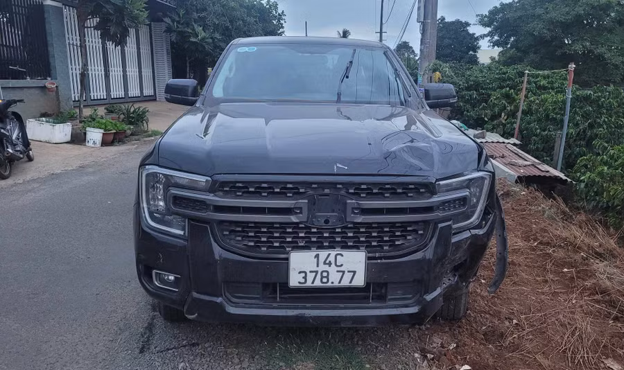 Vụ tai nạn khiến phần đầu xe ô tô bị hư hỏng, 2 học sinh bị thương. Ảnh: T.V