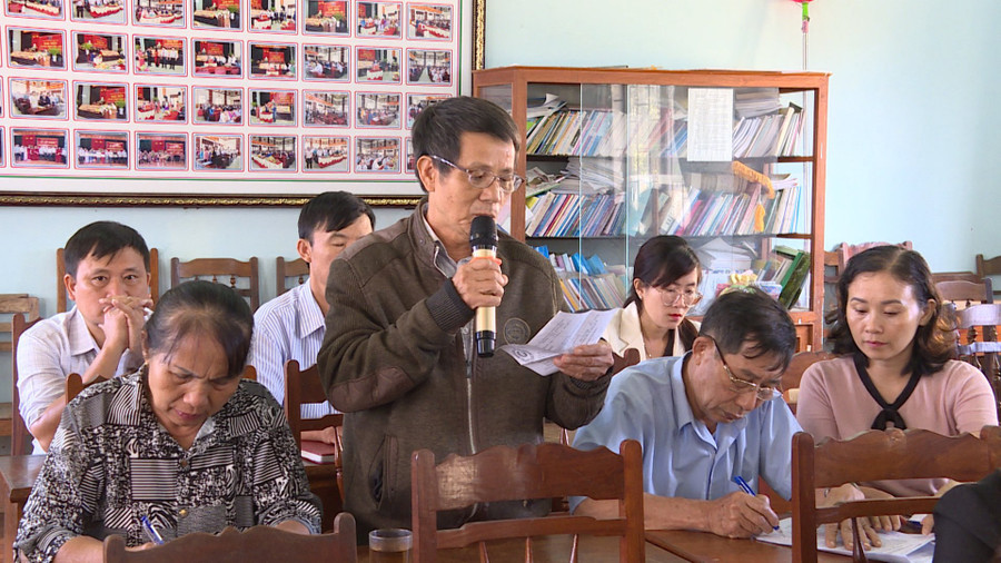 Cử tri tham gia ý kiến tại buổi tiếp xúc. Ảnh: K.P