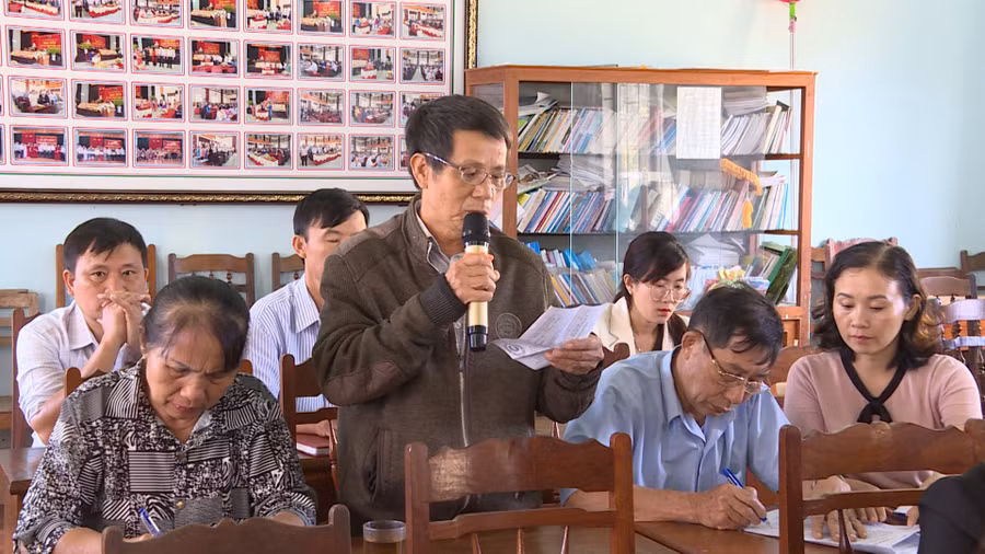 Cử tri tham gia ý kiến tại buổi tiếp xúc. Ảnh: K.P