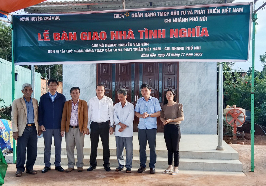 Quang cảnh lễ bàn giao nhà tình nghĩa cho gia đình ông Nguyễn Văn Bốn tại thôn Hòa Tín. Ảnh: K.P Quang cảnh lễ bàn giao nhà tình nghĩa cho gia đình ông Nguyễn Văn Bốn tại thôn Hòa Tín. Ảnh: K.P