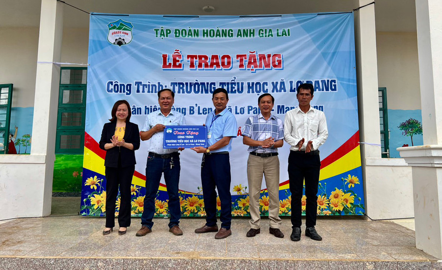 Quang cảnh lễ bàn giao Công trình Trường Tiểu học xã Lơ Pang-Phân hiệu làng B’Len. Ảnh: Hà Phương