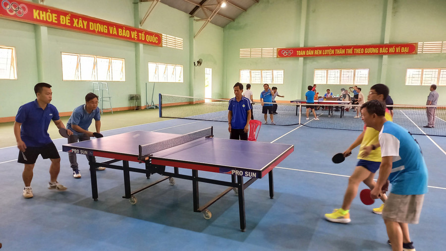 Các vận động viên thi đấu ở nội dung môn bóng bàn. Ảnh: V.Đ