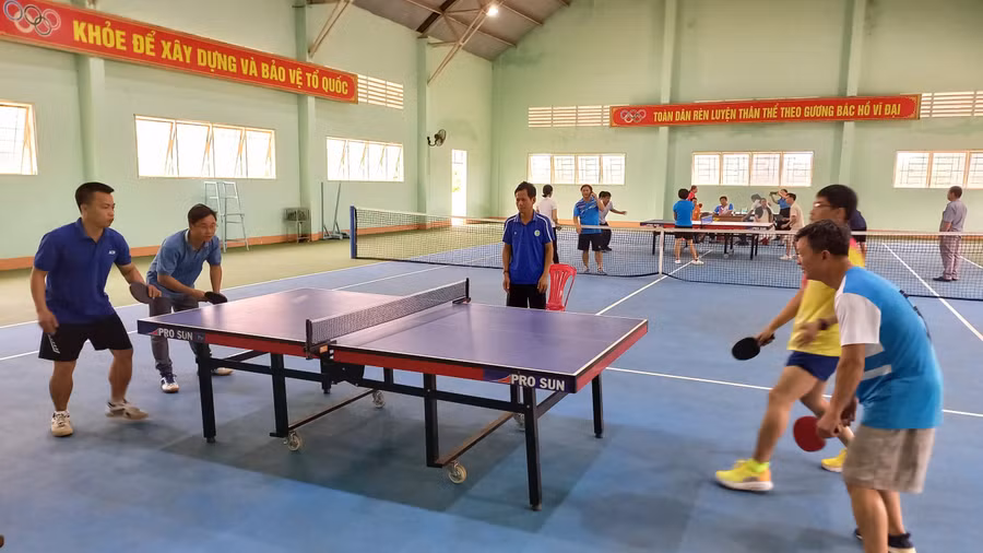 Các vận động viên thi đấu ở nội dung môn bóng bàn. Ảnh: V.Đ