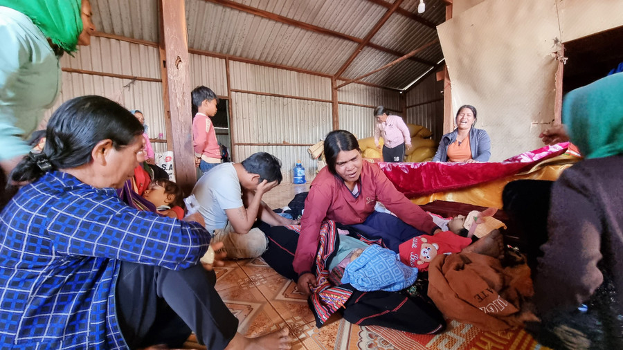 Nhiều người không khỏi xót thương sự mất mát quá lớn của gia đình. Ảnh: H.P Nhiều người không khỏi xót thương sự mất mát quá lớn của gia đình. Ảnh: H.P