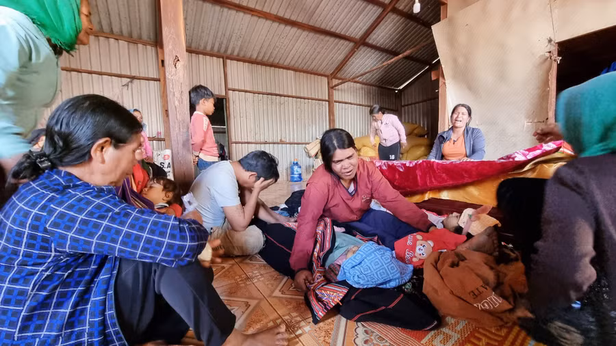 Nhiều người không khỏi xót thương sự mất mát quá lớn của gia đình. Ảnh: H.P