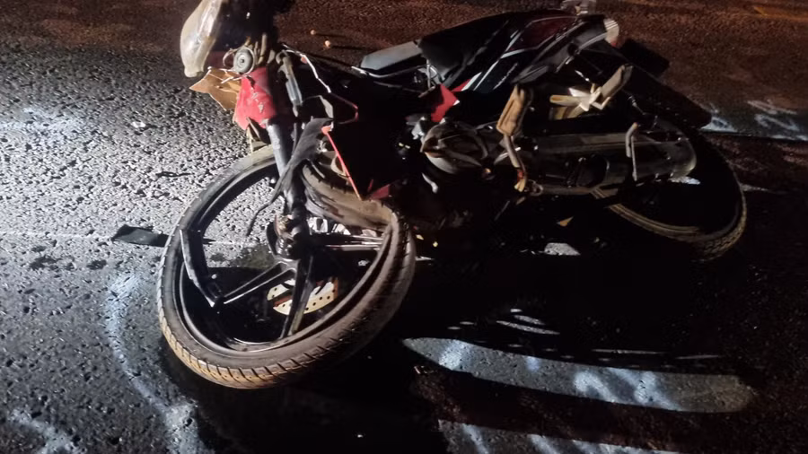 Xe máy bị hư hỏng nặng. Ảnh: K.P