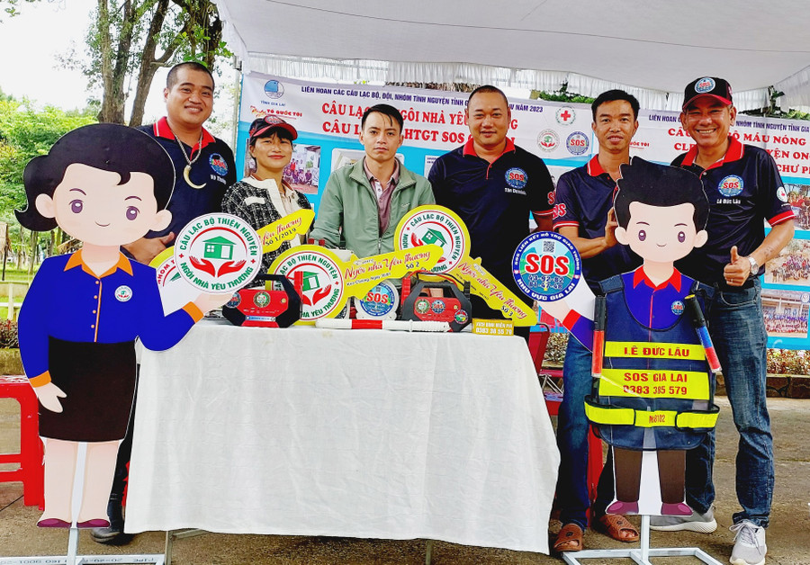 Câu lạc bộ hỗ trợ giao thông SOS Gia Lai luôn đồng hành cùng bạn hữu đường xa. Ảnh: H.P Câu lạc bộ hỗ trợ giao thông SOS Gia Lai luôn đồng hành cùng bạn hữu đường xa. Ảnh: H.P