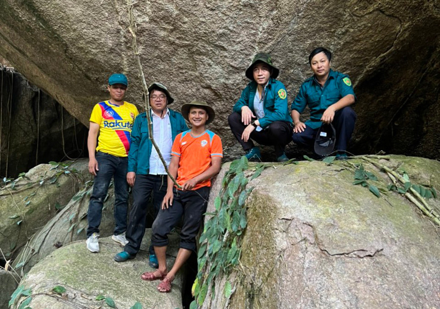 Đoàn khảo sát của huyện Chư Păh tiến hành khảo sát tại hang đá thuộc làng Doch 2, xã Ia Kreng. Ảnh: Hà Phương Đoàn khảo sát của huyện Chư Păh tiến hành khảo sát tại hang đá thuộc làng Doch 2, xã Ia Kreng. Ảnh: Hà Phương