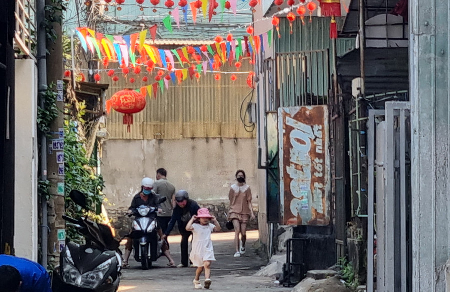 Đi dọc con hẻm, không khó để bắt gặp những con hẻm rợp bóng đèn lồng, cờ tạo nên một bức tranh sắc màu và rực rỡ tạo nên một khung cảnh thú vị đáng nhớ trong dịp xuân về. Đi dọc con hẻm, không khó để bắt gặp những con hẻm rợp bóng đèn lồng, cờ tạo nên một bức tranh sắc màu và rực rỡ tạo nên một khung cảnh thú vị đáng nhớ trong dịp xuân về.