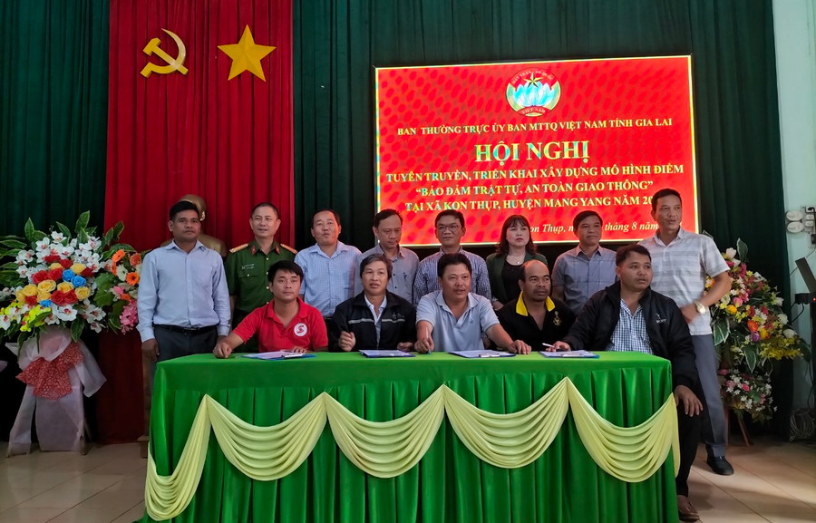 Đại diện các hội, đoàn thể ký cam kết đảm bảo trật tự an toàn giao thông. Ảnh: Hà Phương Đại diện các hội, đoàn thể ký cam kết đảm bảo trật tự an toàn giao thông. Ảnh: Hà Phương