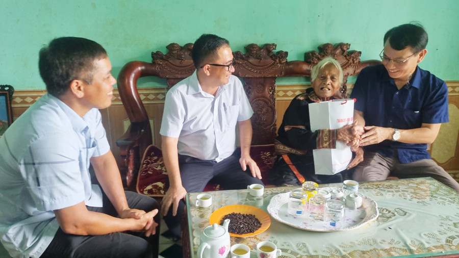 Đồng chí Trịnh Duy Thuân-Ủy viên Ban Thường vụ Tỉnh ủy, Bí thư Thành ủy, Chủ tịch HĐND TP. Pleiku (bìa phải) thăm, tặng quà Mẹ Việt Nam Anh hùng Rơ Măh Myơr (xã Ia Kênh). Ảnh: Hà Phương Đồng chí Trịnh Duy Thuân-Ủy viên Ban Thường vụ Tỉnh ủy, Bí thư Thành ủy, Chủ tịch HĐND TP. Pleiku (bìa phải) thăm, tặng quà Mẹ Việt Nam Anh hùng Rơ Măh Myơr (xã Ia Kênh). Ảnh: Hà Phương