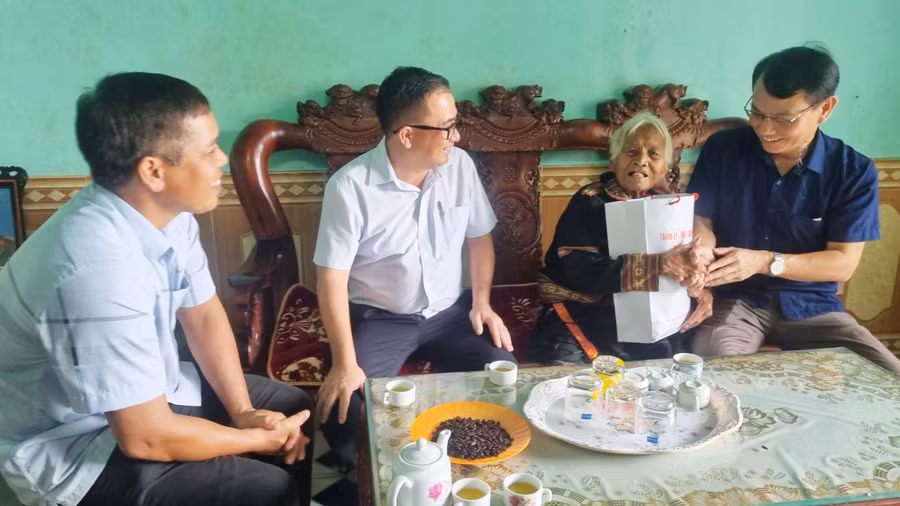 Đồng chí Trịnh Duy Thuân-Ủy viên Ban Thường vụ Tỉnh ủy, Bí thư Thành ủy, Chủ tịch HĐND TP. Pleiku (bìa phải) thăm, tặng quà Mẹ Việt Nam Anh hùng Rơ Măh Myơr (xã Ia Kênh). Ảnh: Hà Phương