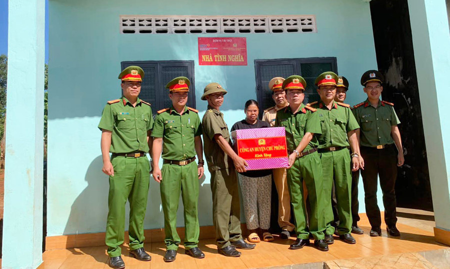 Quang cảnh lễ bàn giao nhà tình nghĩa cho gia đình anh Rơ Lan Blêu (làng Xung Beng, xã Ia Drăng). Ảnh: Nguyễn Thảo