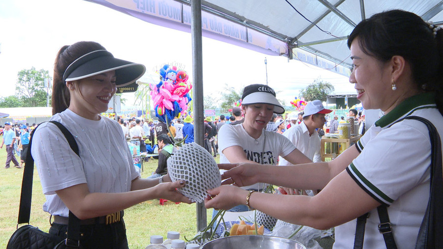 Du khách mua sắm tại phiên chợ nông sản an toàn.